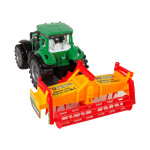 Zelený traktor s oranžovým kultivátorom