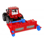 Červený traktor s pluhom na trecím pohonom