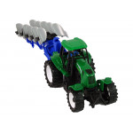 Zelený traktor s pluhom Zelený traktor s pluhom