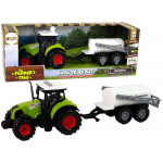 Traktor s bielym prívesom