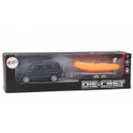 Čierne terénne vozidlo s prívesom, oranžová loď