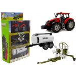 Červený traktor so zelenými hrabľami a bielou cisternou na vodu