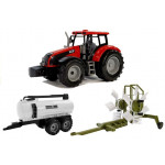 Červený traktor so zelenými hrabľami a bielou cisternou na vodu