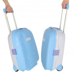 Detský cestovný kufor na kolieskach s menovkou – modrý