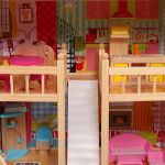 Drevený domček pre bábiky s nábytkom a osvetlením