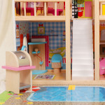 Drevený domček pre bábiky s nábytkom a osvetlením