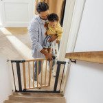 Bezpečnostná závorová brána 74-80 cm na schody a dvere kovové drevo