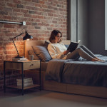 Nočný stolík so zásuvkou a poličkou - svetlý dub loft ModernHome Nočný stolík so zásuvkou a poličkou - svetlý dub loft ModernHome