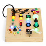 Drevená interaktívna manipulačná doska s LED vypínačmi ECOTOYS Drevená interaktívna manipulačná doska s LED vypínačmi ECOTOYS